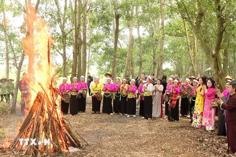 Du khách trải nghiệm không gian văn hóa đặc sắc, đậm chất văn hóa Mường khi tham gia "Mường tour - Động Thiên Hà". (Ảnh: Thùy Dung/TTXVN)