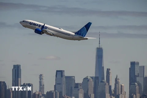 Máy bay của hãng hàng không United Airlines cất cánh từ sân bay quốc tế Newark Liberty ở New Jersey, Mỹ. (Ảnh: AFP/TTXVN)