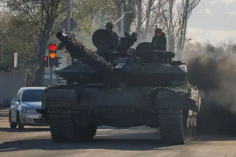 Binh sỹ Nga lái xe tăng trên đường phố ở Donetsk, Ukraine do Nga kiểm soát, ngày 6/4/2024. (Ảnh: Reuters)