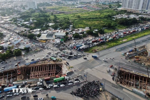 Khu vực nút giao An Phú, hàng ngàn phương tiện nối đuôi nhau di chuyển khó khăn. (Ảnh: TTXVN phát)