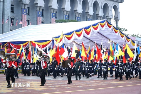 Bộ Thống nhất dẫn đầu đoàn diễu hành với đoàn rước cờ của các bang. (Ảnh: Hằng Linh/TTXVN)