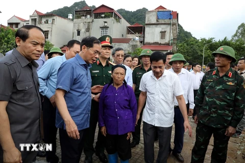 Phó Thủ tướng Bùi Thanh Sơn thăm hỏi, động viên, tặng quà gia đình bà Hoàng Thị Miền, bị ngập hết nhà ở thị trấn Na Sầm, huyện Văn Lãng, tỉnh Lạng Sơn. (Ảnh: Văn Đạt/TTXVN)