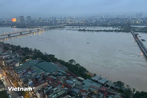 Cầu Chương Dương và Long Biên nhìn từ trên cao khi lũ sông Hồng vượt báo động 2