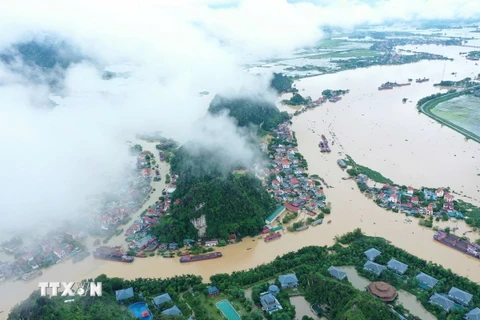 Nước sông Hoàng Long đang giảm dần. (Ảnh: Minh Đức/TTXVN)