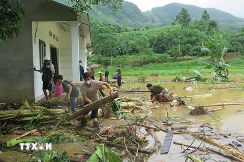 Người dân thôn Làng Nủ nỗ lực tìm người thân bị nạn sau lũ dữ. (Ảnh: Hồng Ninh -TTXVN)