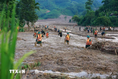 Lực lượng quân đội triển khai tìm kiếm các nạn nhân mất tích do sạt lở đất tại làng Nủ, xã Phúc Khánh, huyện Bảo Yên. (Ảnh: Dương Giang/TTXVN)