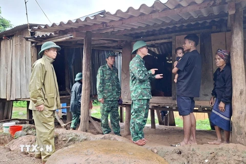 Cán bộ Đồn Biên phòng Cửa khẩu quốc tế Cha Lo (Bộ đội Biên phòng Quảng Bình) phối hợp với địa phương tuyên truyền người dân chủ động thực hiện các biện pháp ứng phó thiên tai. (Ảnh: TTXVN phát)