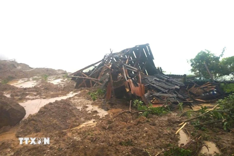 Mưa lũ do hoàn lưu bão số 3 khiến nhiều ngôi nhà của người dân ở huyện Hoàng Su Phì bị sạt lở đất đá, đổ tường nhà. (Ảnh: TTXVN phát)