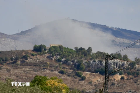 Khói bốc lên sau cuộc không kích của Israel xuống Litani, Liban ngày 21/9/2024. (Ảnh: THX/TTXVN)