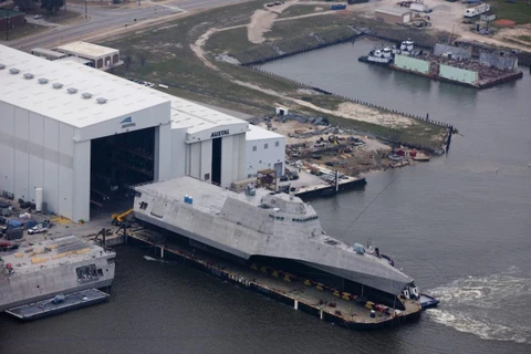 Hạ thủy tàu chiến ven biển USS Gabrielle Giffords (LCS 10) tại xưởng đóng tàu Austal USA. (Ảnh: U.S. Navy)