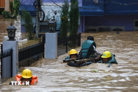 Lực lượng cứu hộ sơ tán người dân khỏi vùng ngập lụt tại Lalitpur, Nepal, ngày 28/9/2024. (Ảnh: THX/TTXVN)