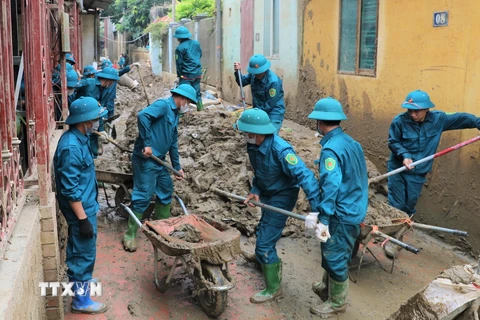 Lực lượng dân quân tự vệ huyện Mù Cang Chải và Văn Chấn tham gia khắc phục hậu quả bão số 3. (Ảnh: Tuấn Anh/TTXVN)