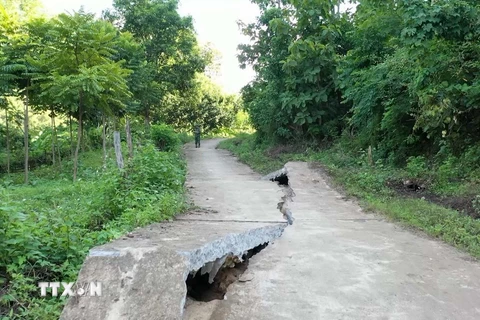 Sạt lở, sụt lún nghiêm trọng tại khu phố Na Khà, thị trấn Mường Lát, tỉnh Thanh Hóa. (Ảnh: TTXVN phát)