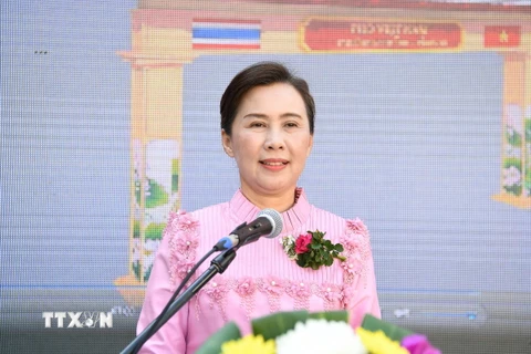 Quyền Tỉnh trưởng Nakhon Phanom Ranida Laungthitisakul phát biểu tại Lễ khánh thành. (Ảnh: Huy Tiến/TTXVN)