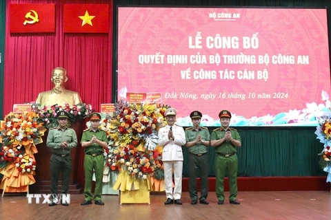 Ban Giám đốc Công an tỉnh Đắk Nông tặng hoa chúc mừng Đại tá Hồ Song Ân, tân Giám đốc Công an tỉnh Đắk Nông. (Ảnh: TTXVN phát)