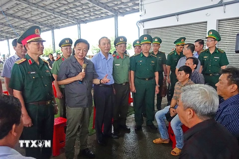 Phó Thủ tướng Trần Hồng Hà trao đổi với ngư dân thị trấn Sông Đốc, huyện Trần Văn Thời. (Ảnh: Huỳnh Anh/TTXVN)