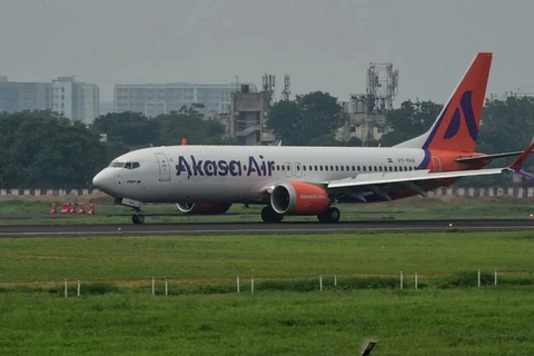 Máy bay của hãng hàng không Akasa Air tại Sân bay quốc tế Sardar Patel ở Ahmedabad. (Ảnh: AFP)