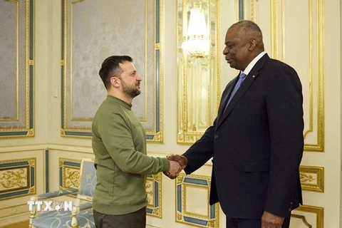 Tổng thống Ukraine Volodymyr Zelensky (trái) trong cuộc gặp Bộ trưởng Quốc phòng Mỹ Lloyd Austin tại Kiev, ngày 20/11/2023. (Ảnh: Getty Images/TTXVN)