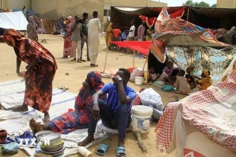 Người dân sơ tán tránh xung đột tại khu lều tạm ở Kassala, Sudan, ngày 11/8/2024. (Ảnh: Getty Images/TTXVN)