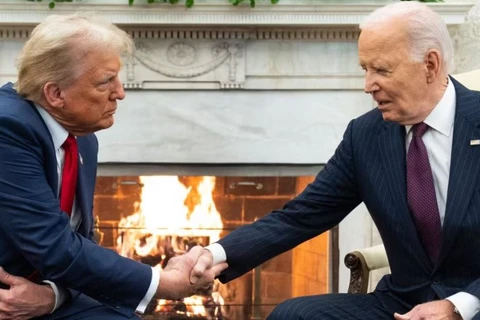 Tổng thống Joe Biden gặp Tổng thống đắc cử Donald Trump tại Phòng Bầu dục của Nhà Trắng ngày 13/11. (Ảnh: AP)