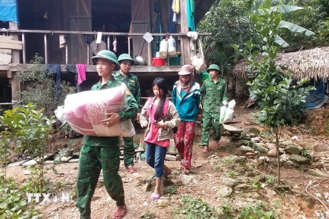 Đồn Biên phòng Làng Ho phối hợp với chính quyền xã Lâm Thủy và các lực lượng liên quan đã vận động và hỗ trợ di dời 13 hộ dân/61 nhân khẩu đến nơi an toàn. (Ảnh: TTXVN phát)