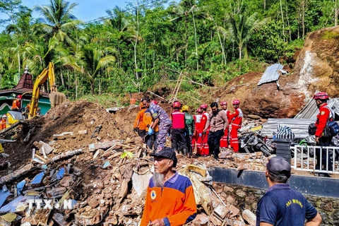 Hiện trường một vụ lở đất sau mưa lớn tại làng Bruno, huyện Purworejo, tỉnh Trung Java, Indonesia, ngày 20/11/2024. (Ảnh: THX/TTXVN)