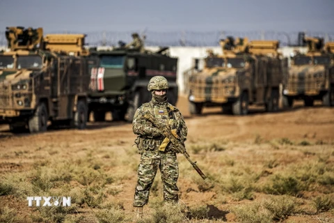 Binh sỹ Nga tuần tra gần thị trấn Darbasiyah, tỉnh Hasakah, miền Đông Bắc Syria. (Ảnh: AFP/TTXVN)