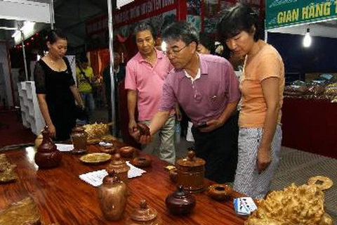 Phiên chợ hàng Việt về nông thôn biên giới hút khách