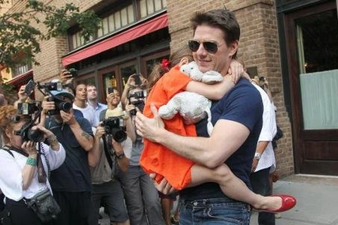 Ngôi sao Tom Cruise phủ nhận tin bỏ rơi con gái Suri