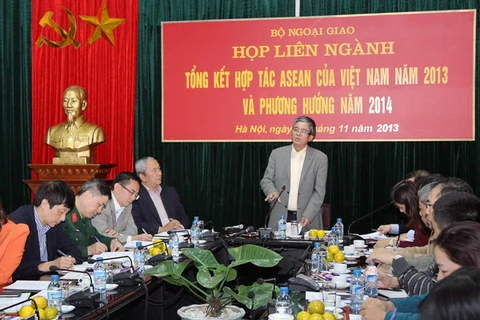 Thứ trưởng Bộ Ngoại giao Phạm Quang Vinh phát biểu tại cuộc họp. (Ảnh: An Đăng/TTXVN)
