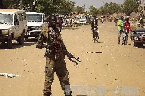 Binh sỹ quân đội Nam Sudan gác tại Malakal. (Nguồn: AFP/TTXVN)