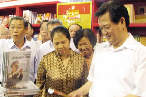 Thủ tướng đến thăm đường sách và hoa Nguyễn Huệ 