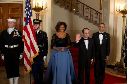Bà Michelle Obama diện váy xòe tiếp Tổng thống Pháp