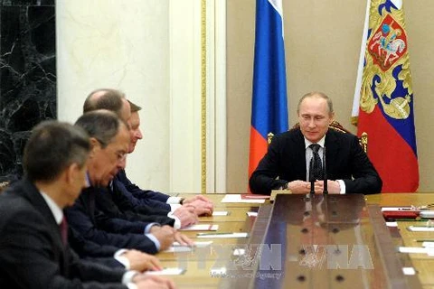 Tổng thống Nga Vladimir Putin (phải) chủ trì cuộc họp Hội đồng An ninh Quốc gia, bày tỏ sự quan ngại sâu sắc về sự thay đổi chính quyền nhanh chóng ở nước láng giềng Ukraine (Nguồn: AFP/TTXVN)
