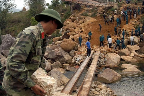 Thông cầu tạm thay thế cầu treo bị sập ở Lai Châu 
