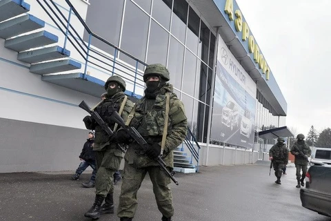 Các tay súng chiếm một căn cứ không quân của Ukraine 