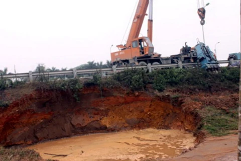 Chưa xác định nguyên nhân vỡ đường ống nước Sông Đà