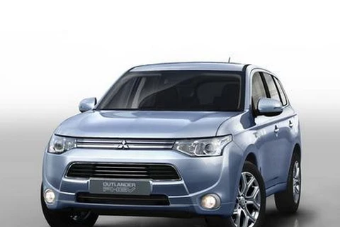 Outlander plug-in hybrid mới có giá khởi điểm 28.249 bảng