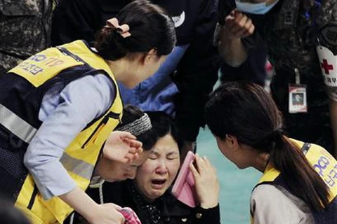 Chìm phà ở Hàn Quốc: Các phụ huynh hoảng loạn tìm con
