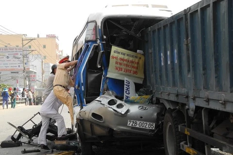 Xe tải chở gạo đè bẹp xe chở khách, 2 người tử vong