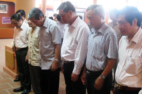 Trưởng ban Tuyên giáo Trung ương Đinh Thế Huynh dẫn đầu đoàn tưởng niệm cố Tổng Bí thư Trần Phú. (Ảnh: Bang Nhiệm/TTXVN)
