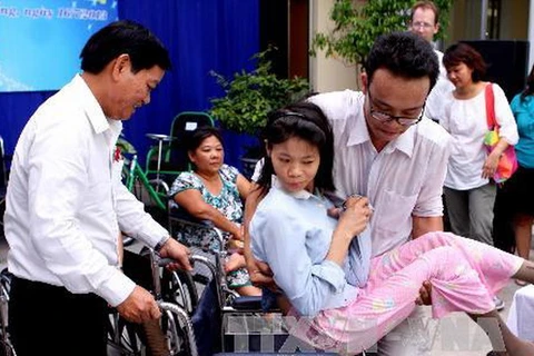 Nhật Bản tặng 50 xe lăn cho trẻ khuyết tật ở Hải Dương