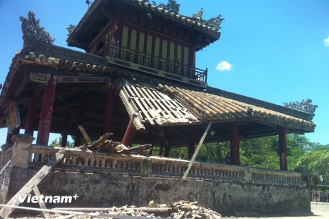 Tìm giải pháp khắc phục sự cố sạt đổ mái di tích Phu Văn Lâu
