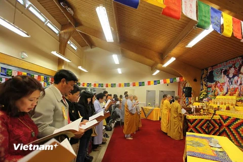Cộng đồng người Việt Nam tại Anh mừng lễ Phật Đản