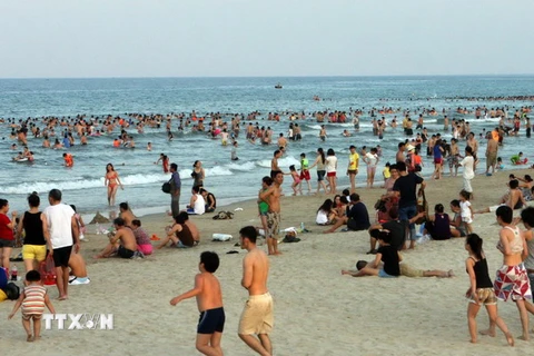 Nắng nóng vẫn diễn ra gay gắt tại các tỉnh ven biển Trung Bộ