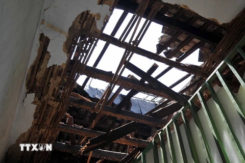 [Photo] Nhiều người dân tháo chạy vì sập mái nhà ở TP.HCM