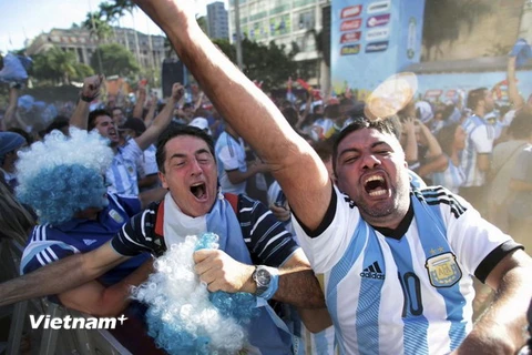 Cứ 10 cổ động viên Argentina lại có một cảnh sát chống bạo lực