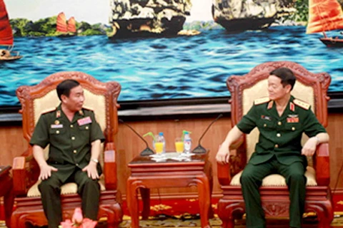 Thượng tướng Lê Hữu Đức tiếp thân mật Đại tá Khămđeng Phengvịlay, Cục trưởng Cục Kế hoạch-Tài chính Quân đội nhân dân Lào. (Nguồn: mod.gov.vn)