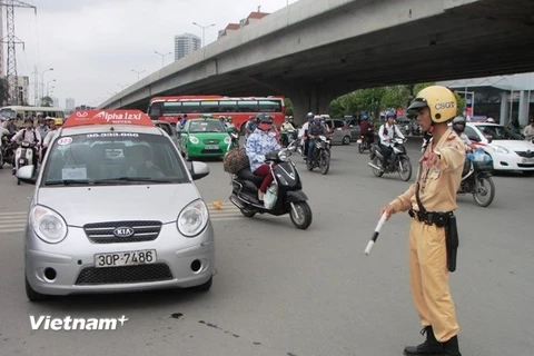 Hà Nội phạt tù lái xe taxi “hất” cảnh sát lên nắp capo