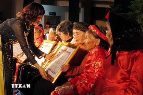 Phong tặng và truy tặng danh hiệu Bà mẹ Việt Nam anh hùng